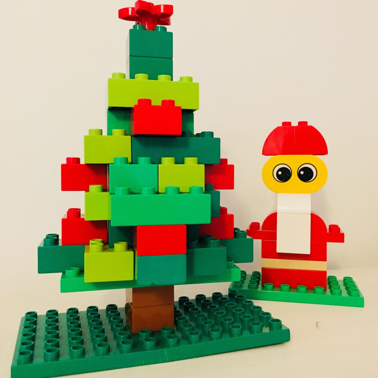 Weihnachtsbaum aus Kelmmbauteinen