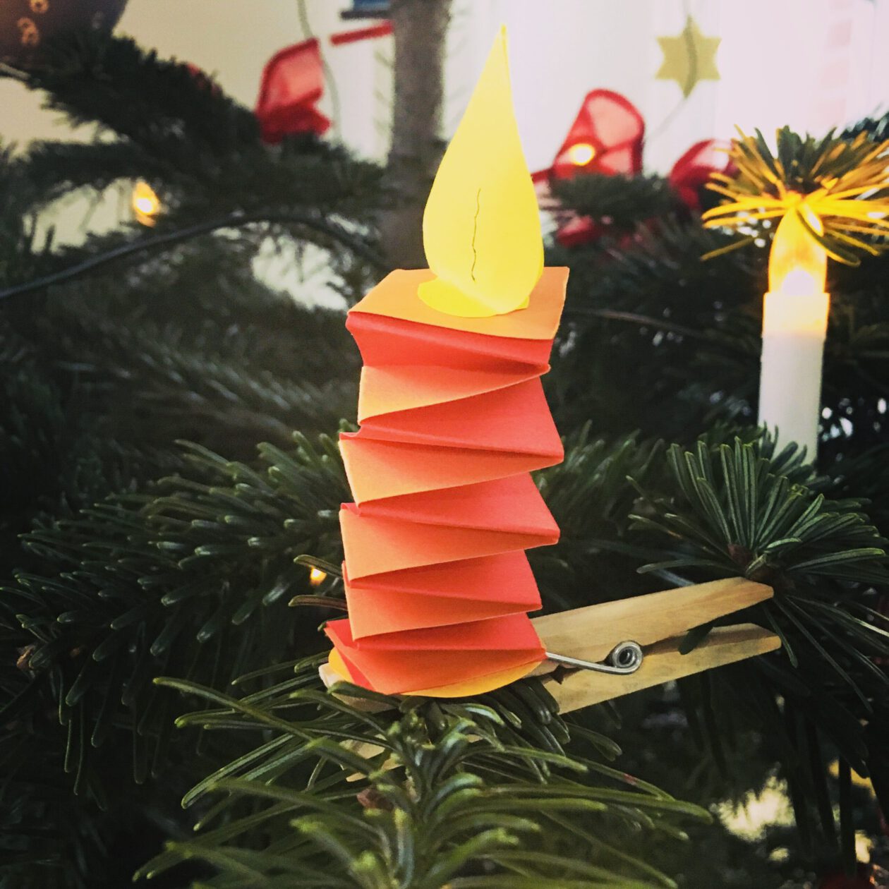 Eine Hexentreppe wird zum Kerze am Weihnachtsbaum