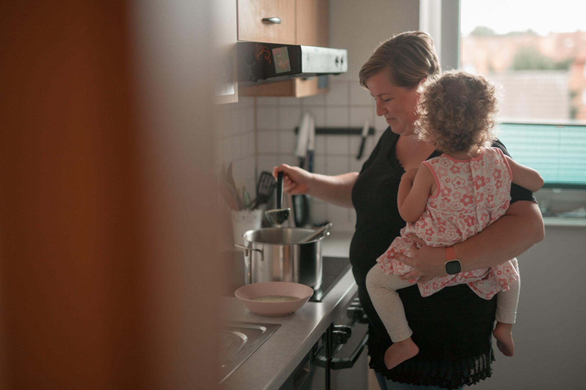 Anna Sommerfeld unterstützt Mütter im Wochenbett, zum Beispiel mit dem Kochen 